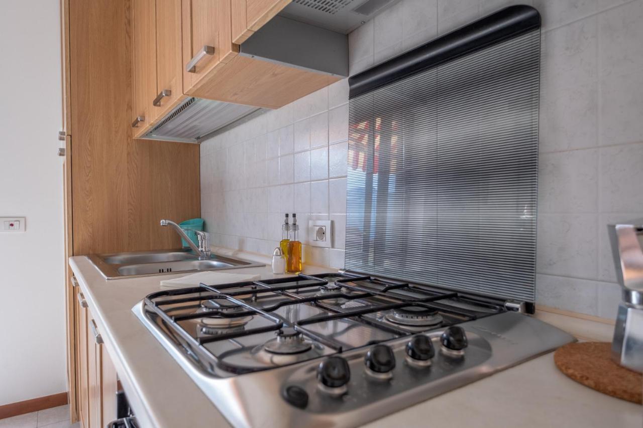 Happy Guest Apartments - Lake View And Pool Riva di Solto Bagian luar foto