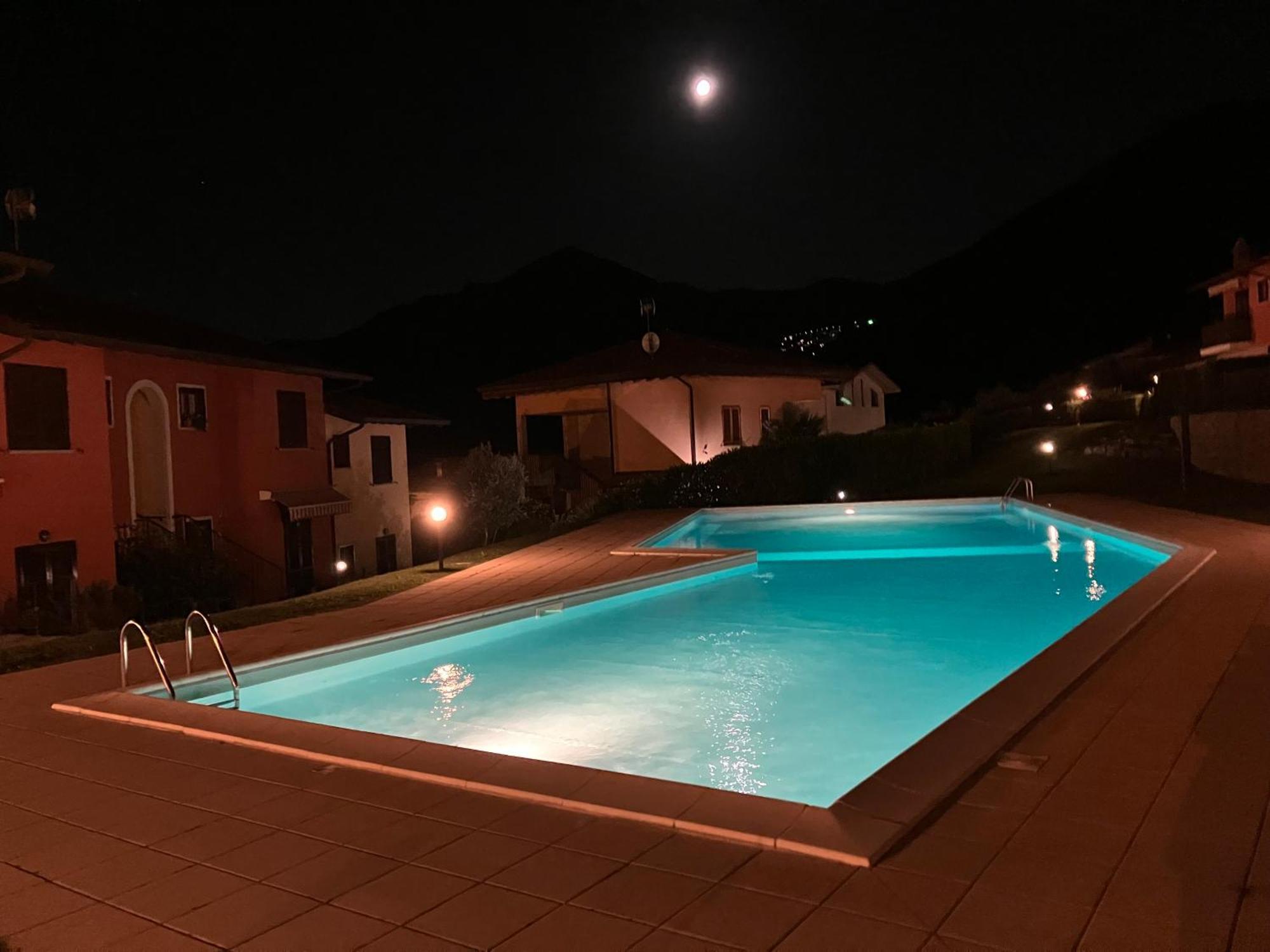Happy Guest Apartments - Lake View And Pool Riva di Solto Bagian luar foto