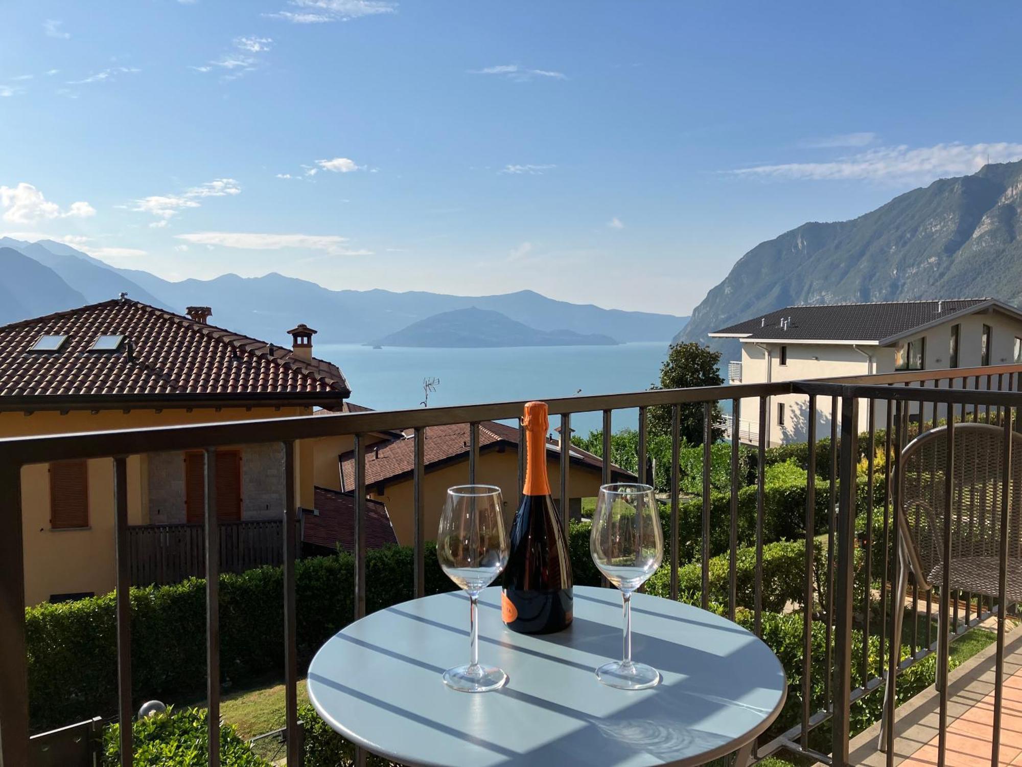 Happy Guest Apartments - Lake View And Pool Riva di Solto Bagian luar foto