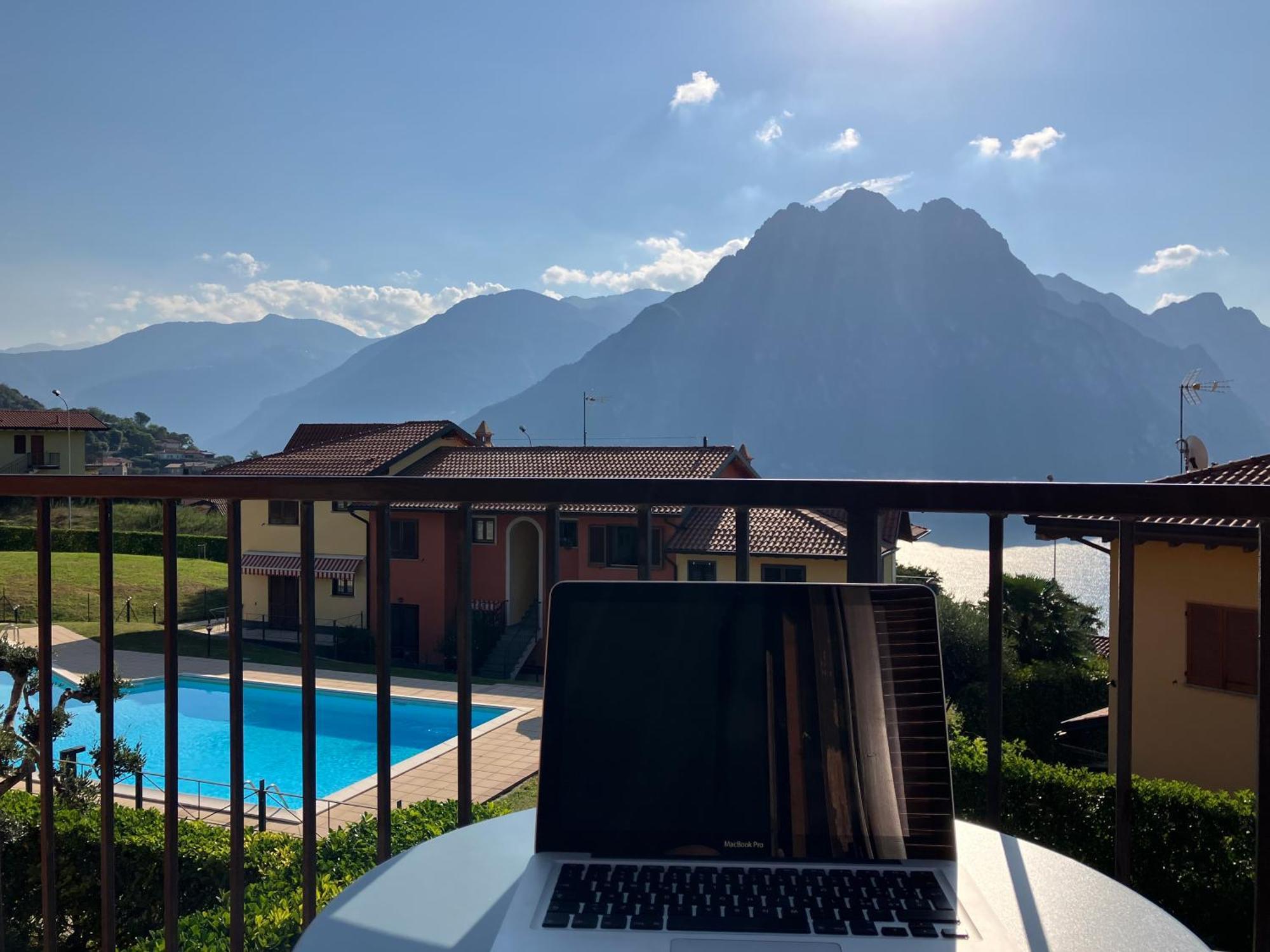 Happy Guest Apartments - Lake View And Pool Riva di Solto Bagian luar foto