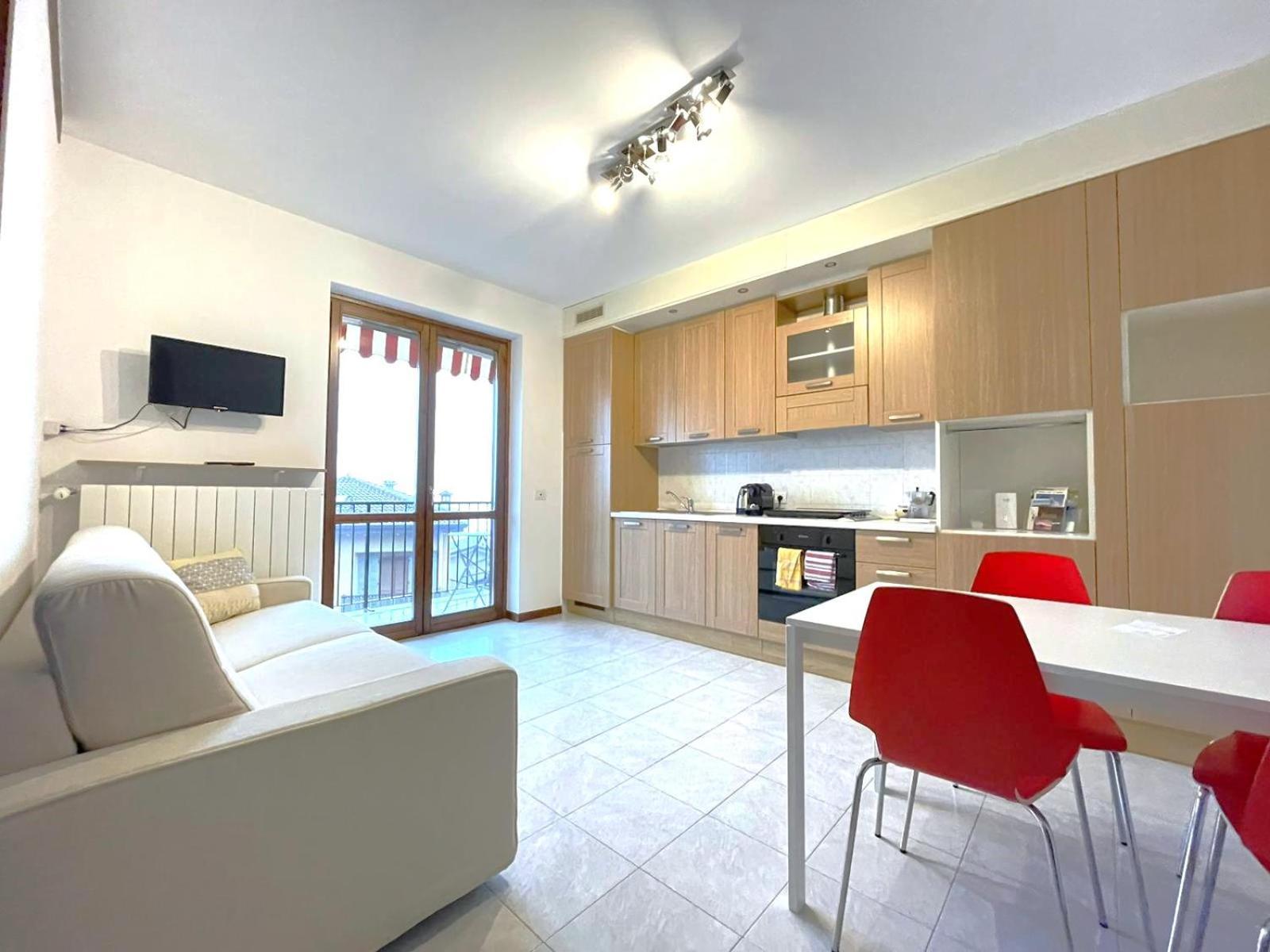 Happy Guest Apartments - Lake View And Pool Riva di Solto Bagian luar foto